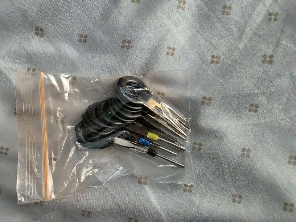 Car trim removal kit +push clips + Terminal key