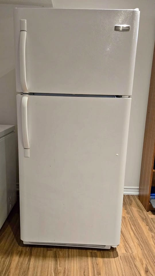 Frigidaire Top-Freezer Refrigerator