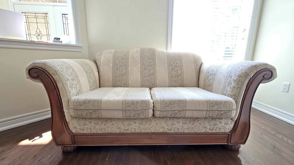 Traditional Floral Damask Loveseat with Wood Trim