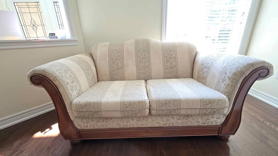 Traditional Floral Damask Loveseat with Wood Trim - photo 2