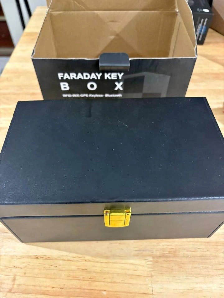 Faraday Key Box + 4 RFID Blocking Pouches - New