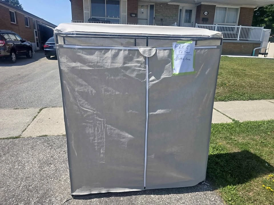 Free clothing rack on curb