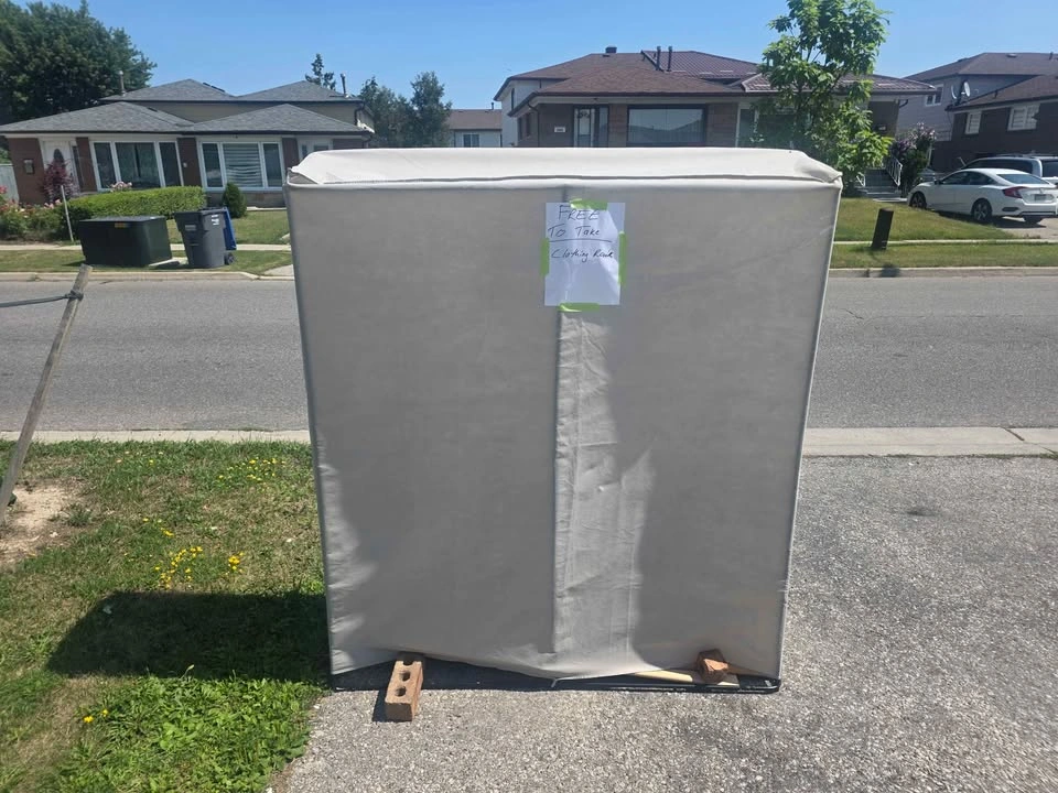 Free clothing rack on curb - photo 2