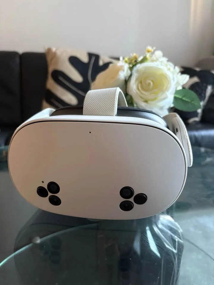 Meta Quest 3S VR Headset (256GB) + Controllers image indicator(2)