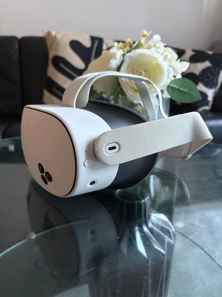 Meta Quest 3S VR Headset (256GB) + Controllers image indicator(3)