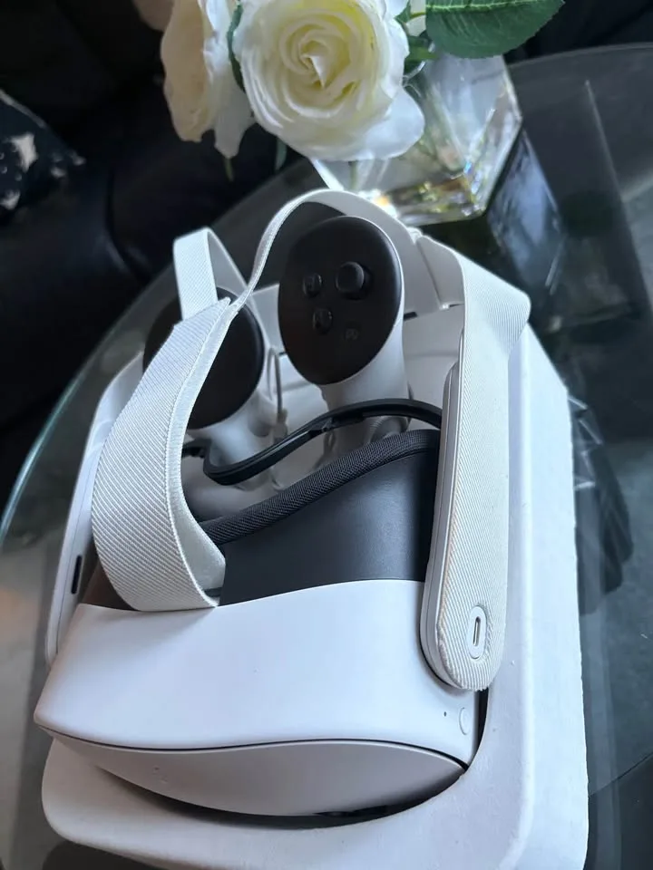 Meta Quest 3S VR Headset (256GB) + Controllers image indicator(6)