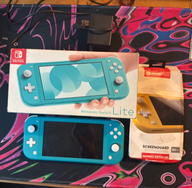 Switch Lite - Great condition - & Sonic Mania
