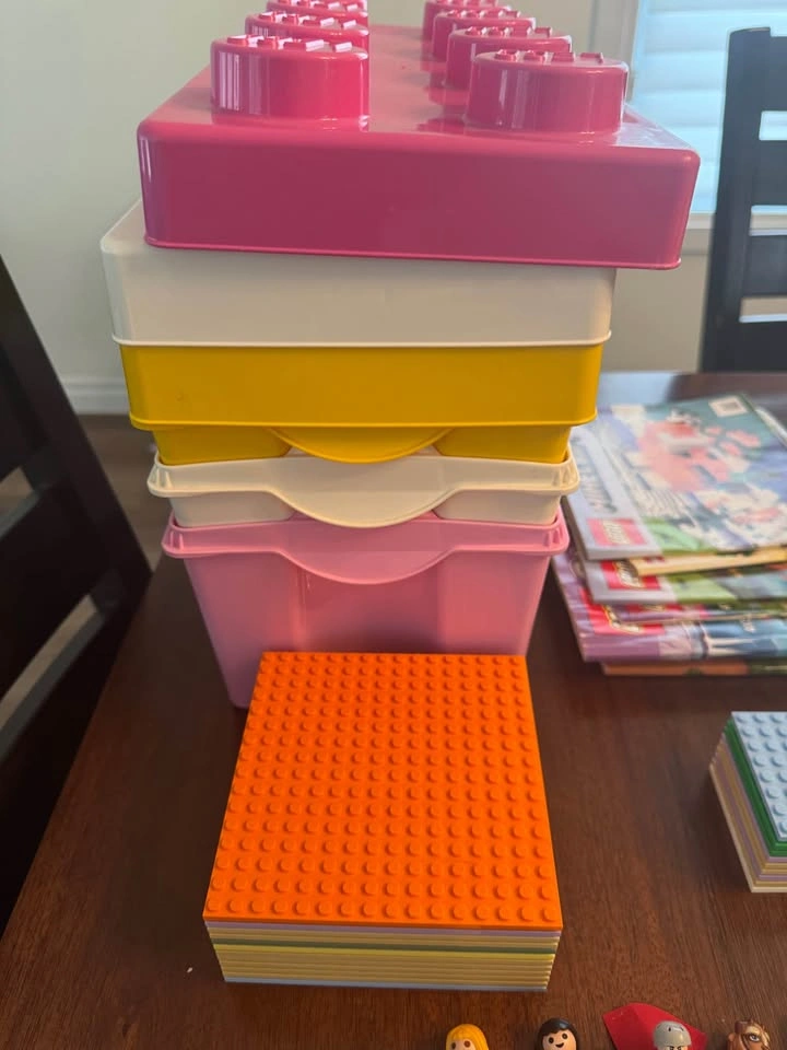 Bin of lego and more - photo 3