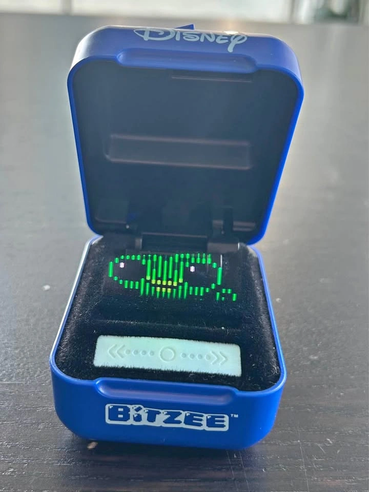 Bitzee Mini Projector – Great Condition! ✨🎥