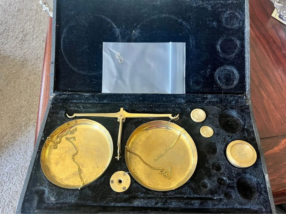 Incomplete Vintage Brass Balance Scale with Weights and Case - photo 3