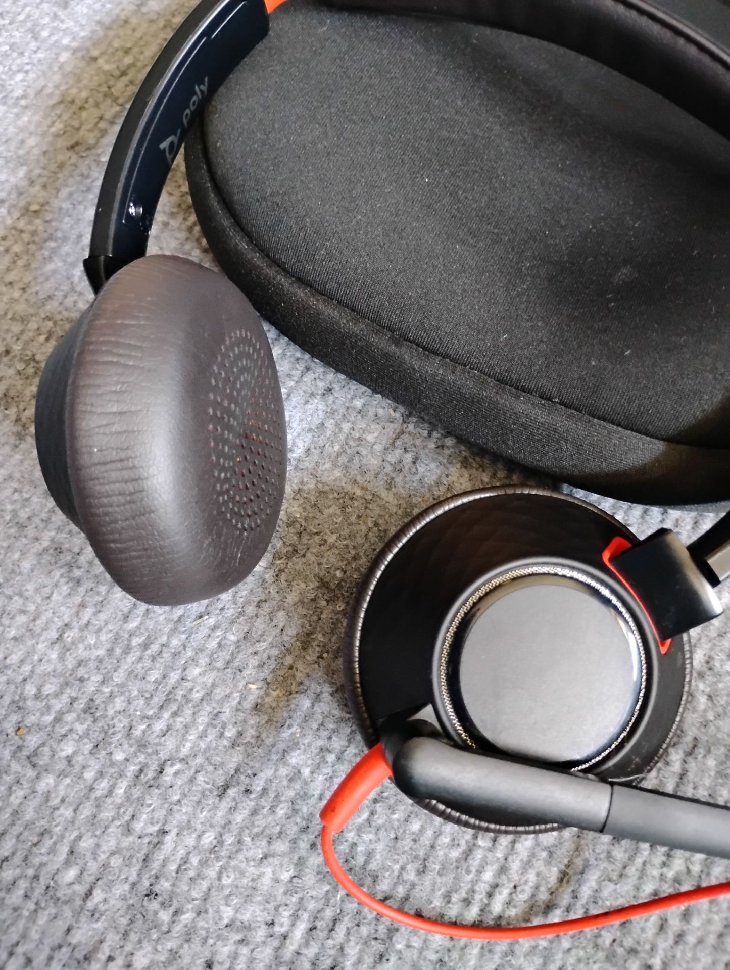 Poly Headphones with case - photo 2