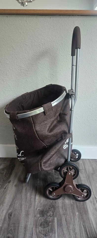Laundry hamper with wheels and handle - photo 3