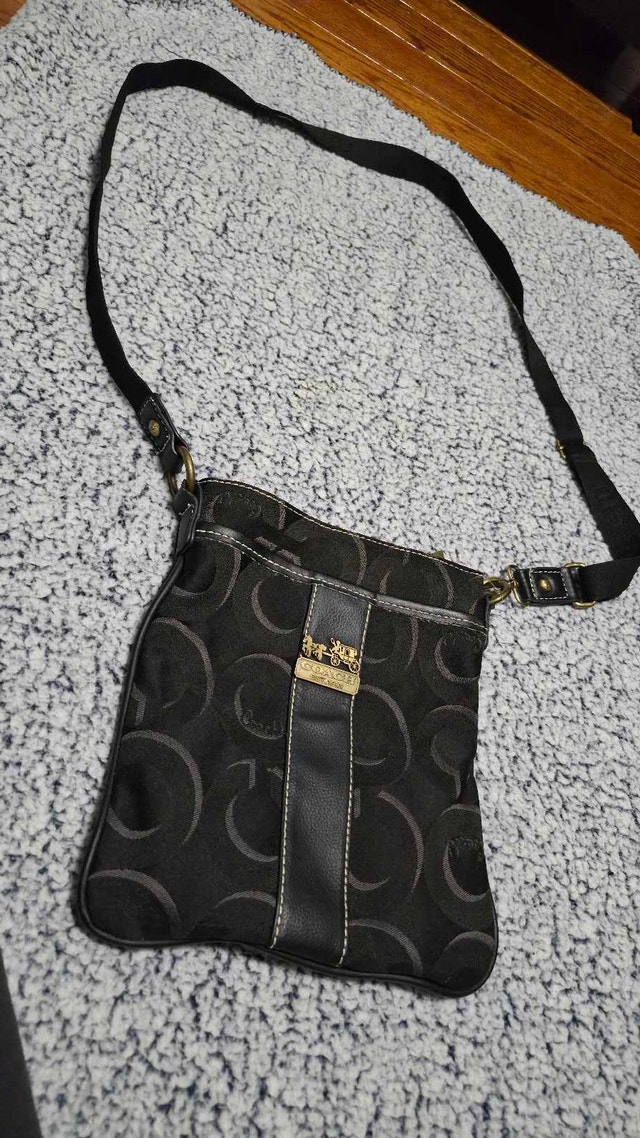 Y2K Style Black Crossbody Swingpack Bag - Oshawa Pickup