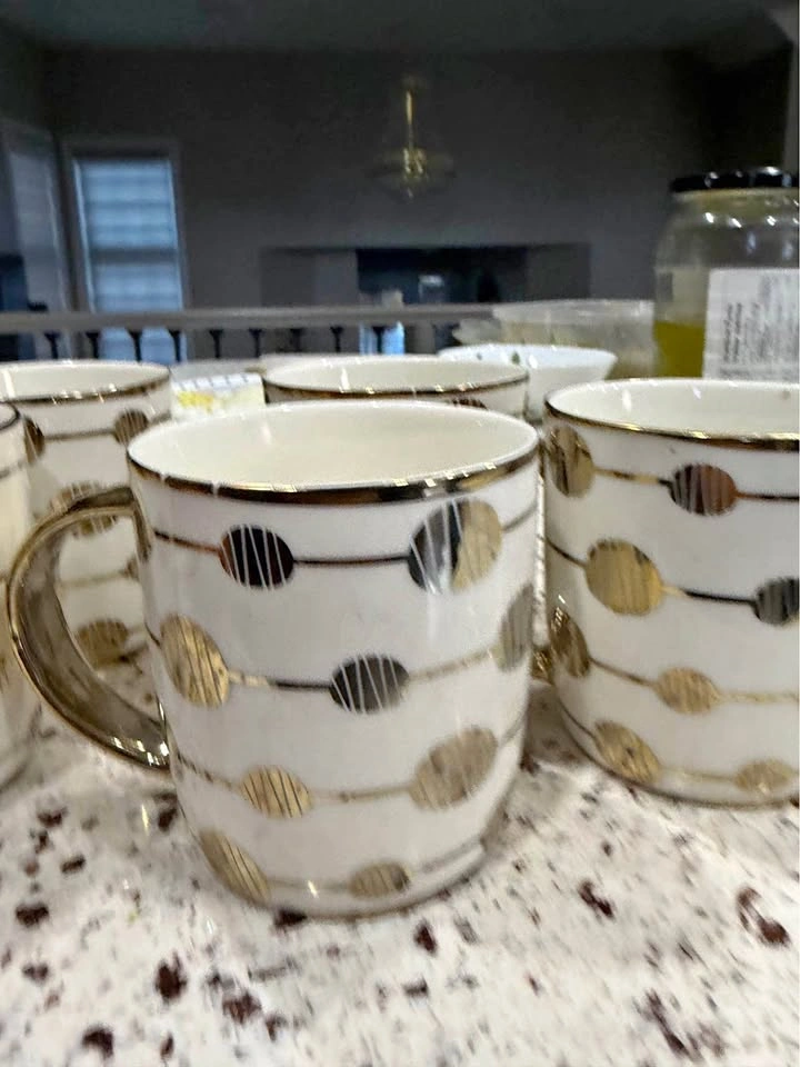 A set of tea cups/ coffee mugs