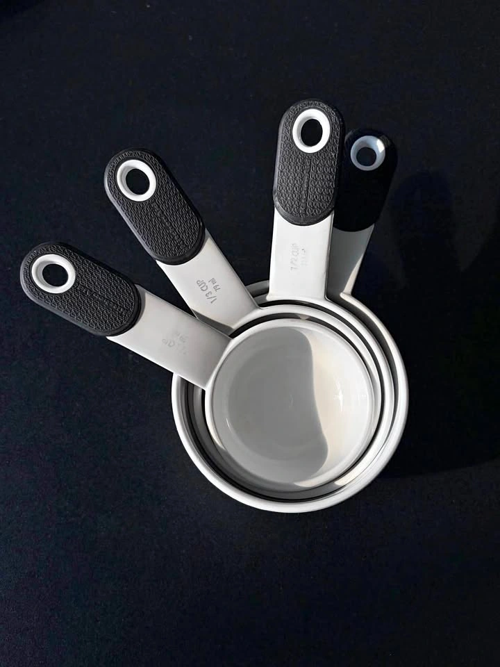 White and black measuring cups set