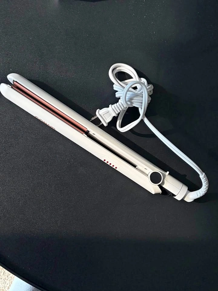 Conair White Flat Iron