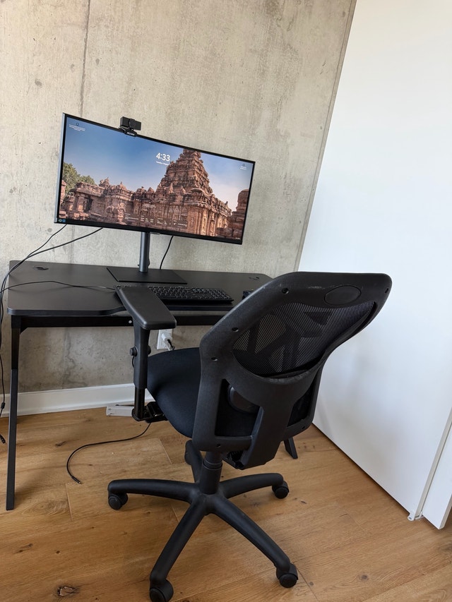 Gaming Desk & Ergonomic Office Chair – Great Condition