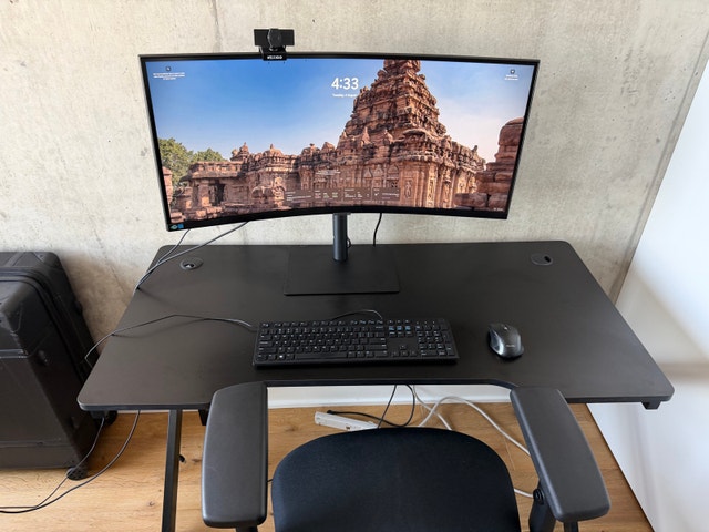 Gaming Desk & Ergonomic Office Chair – Great Condition - photo 2
