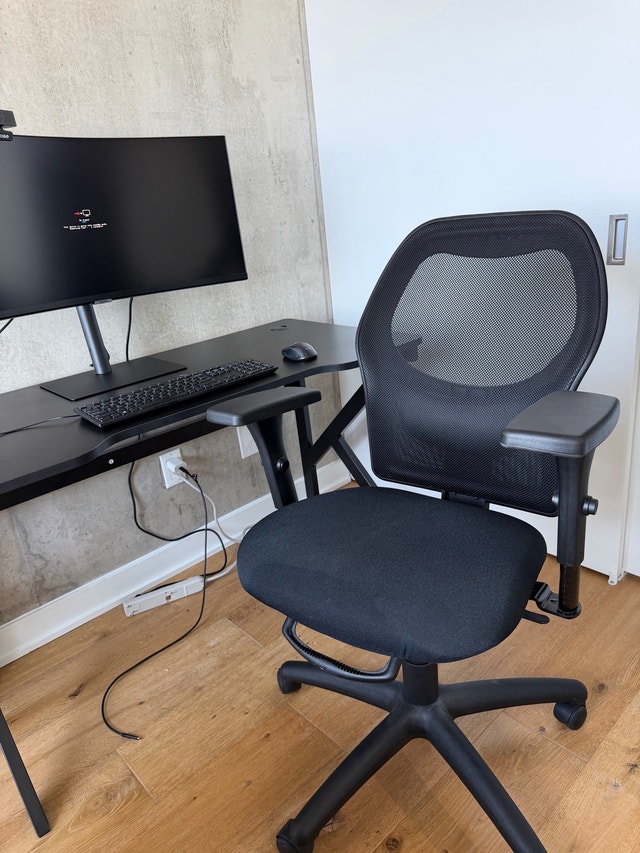 Gaming Desk & Ergonomic Office Chair – Great Condition - photo 3