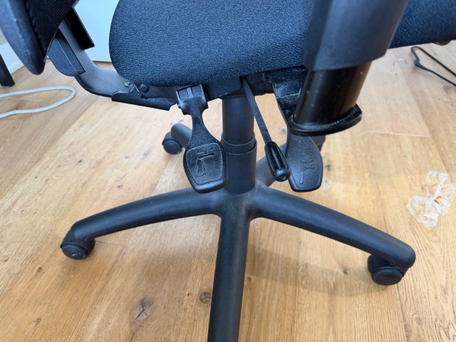 Gaming Desk & Ergonomic Office Chair – Great Condition - photo 4
