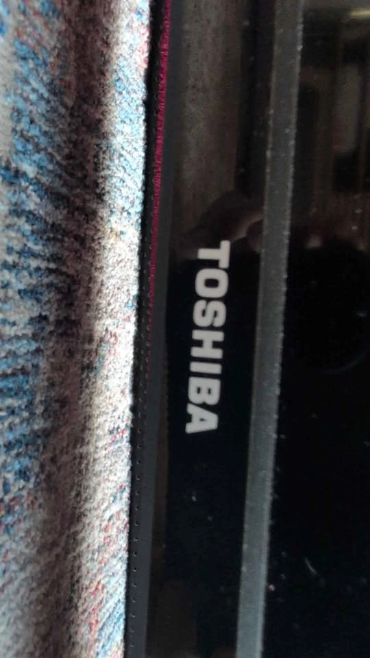 Toshiba 32-inch LCD TV - photo 2