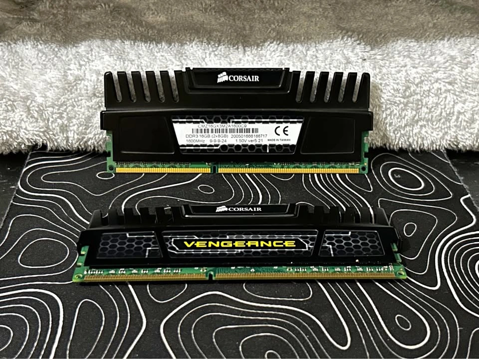 Corsair Vengeance 16GB (2x8GB) DDR3-1600 CL9 Desktop RAM Kit