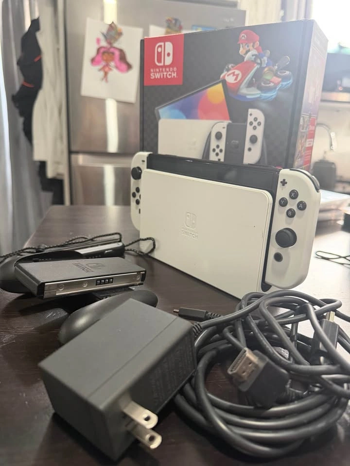 Nintendo Switch OLED Bundle – 4 Games + Extra Joy-Cons - photo 4