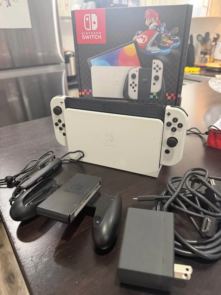 Nintendo Switch OLED Bundle – 4 Games + Extra Joy-Cons - photo 5