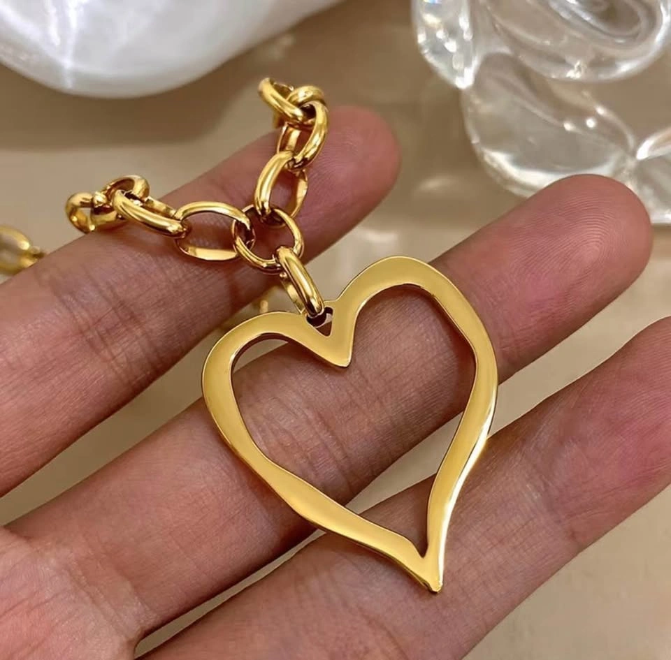 Bold Heart Shaped Statement Necklace 18K Gold Plated - photo 2