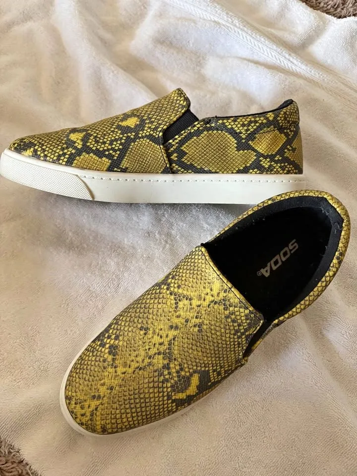 Women’s slip on casual shoe size 7