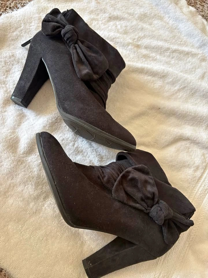 Mini boot faux suede size 8.5