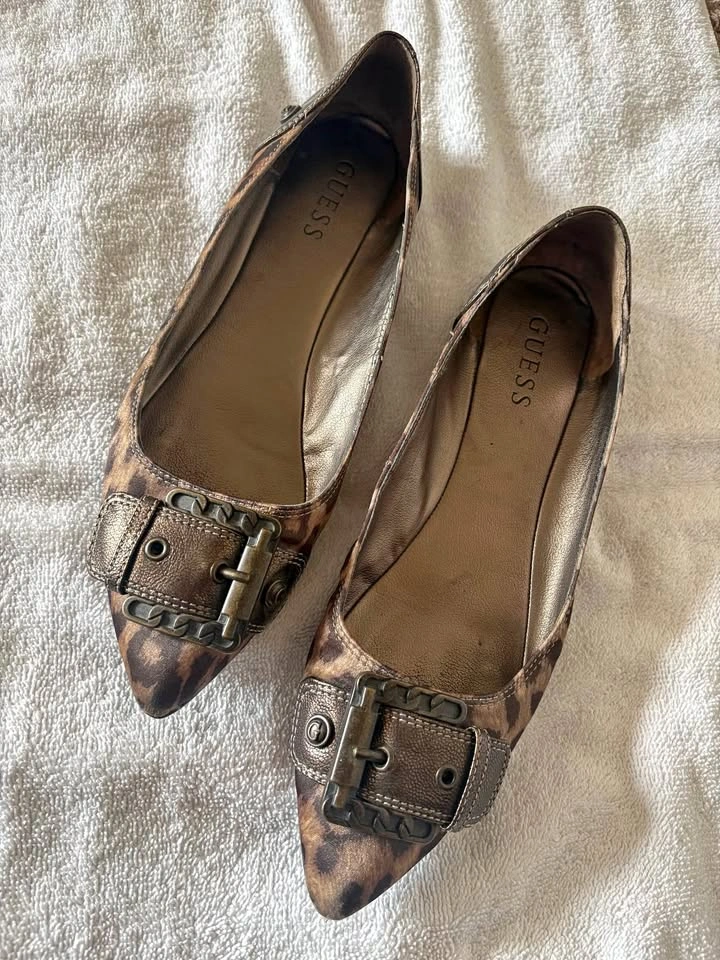 Like new Guess flats size 7.5