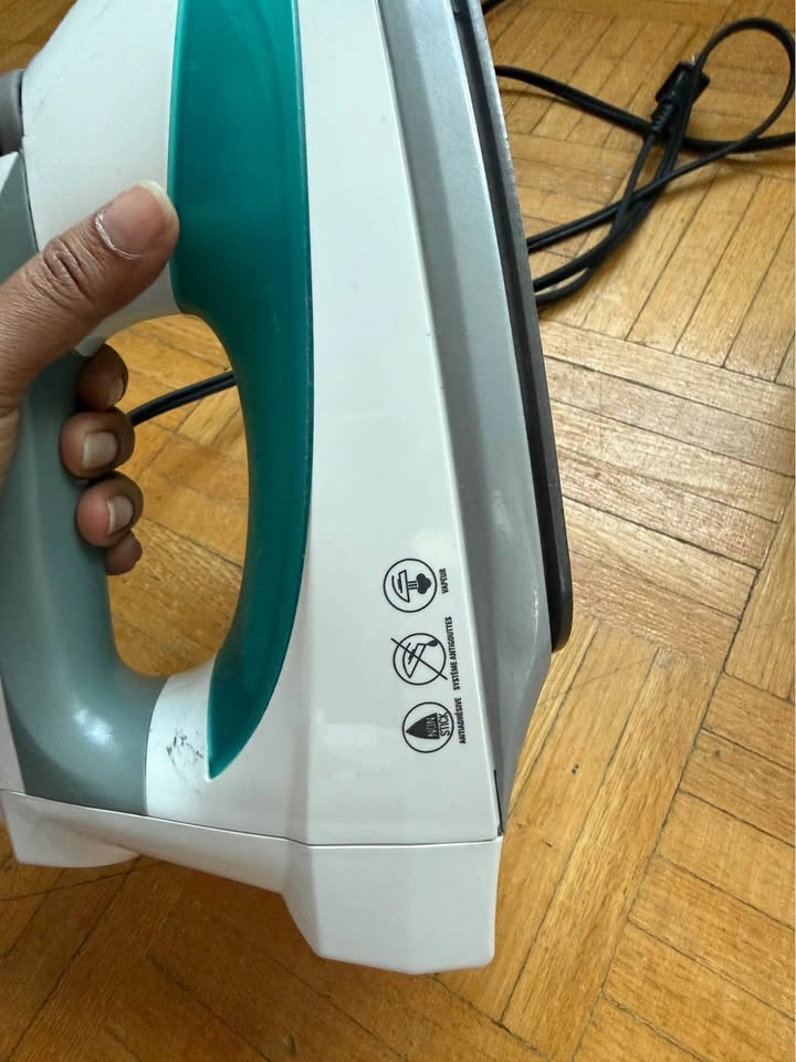 BLACK+DECKER Steam Iron(s) & Tabletop Ironing Board - photo 3