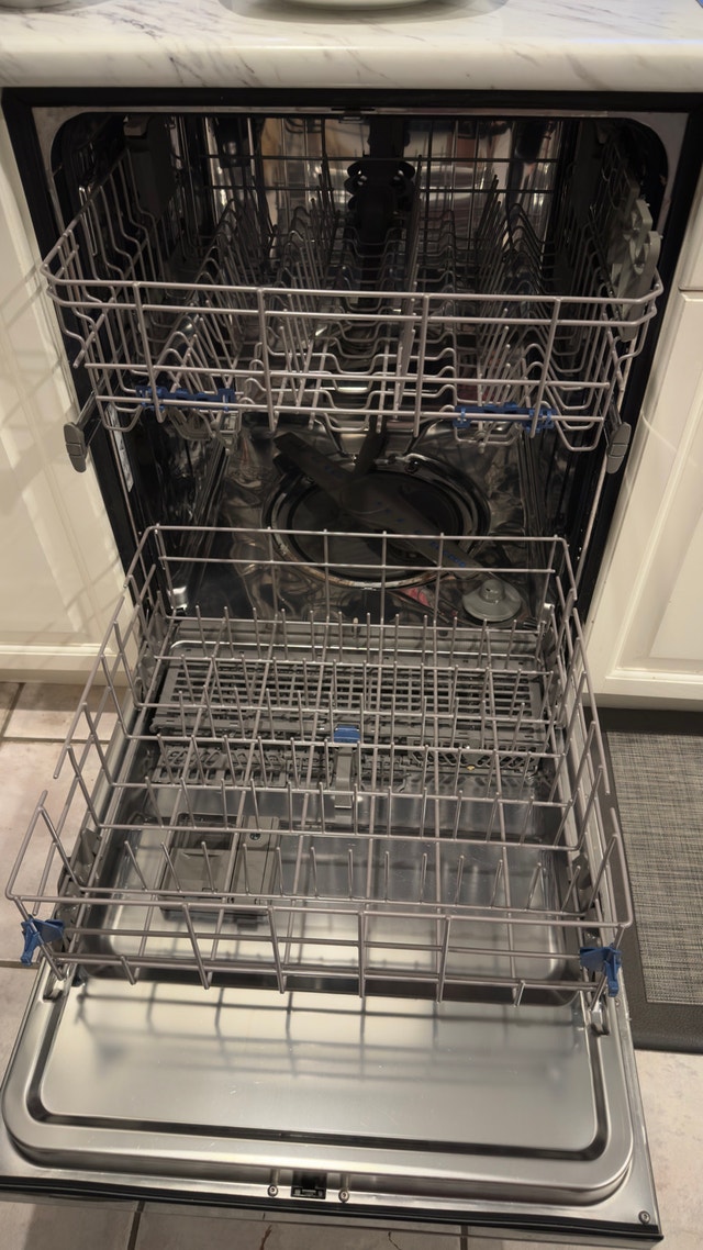Whirlpool dishwasher - photo 3