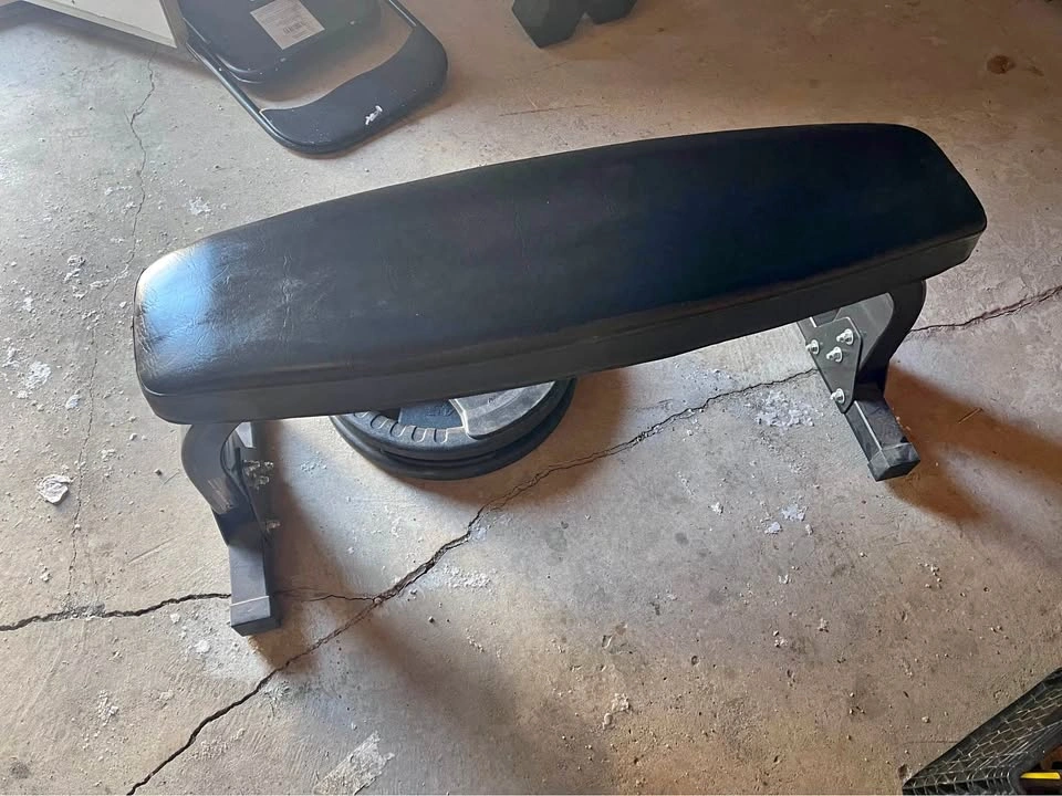Flat exercise bench