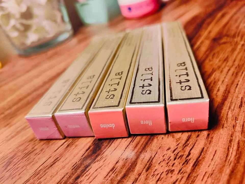 Makeup - Lip plumping lip gloss