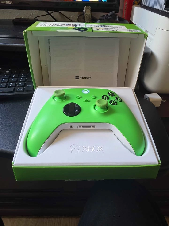 Microsoft Xbox One Console with Electric Volt Controller and Kin - photo 3