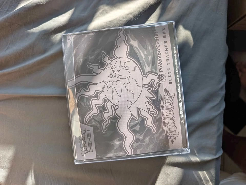 Pokémon Center Elite Trainer Box Pitch Black