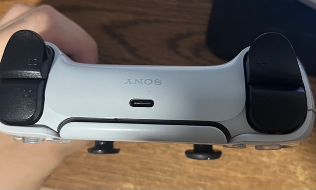 white Ps5 Dualsense controller - photo 3