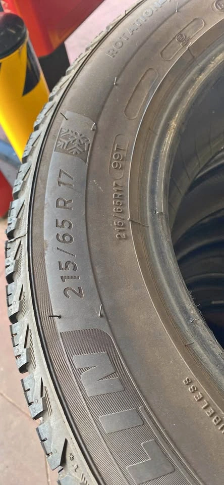 Michelin X-Ice Snow 215/65R17 Tire