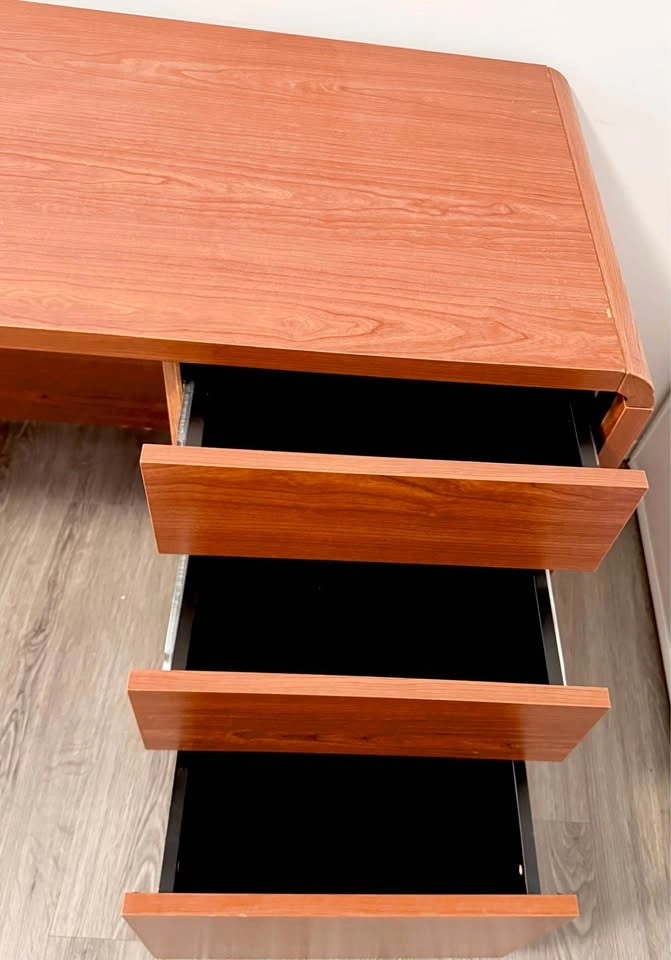Desk - photo 4