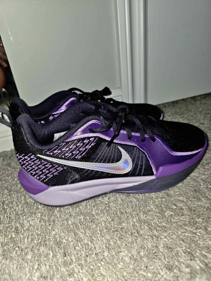 Nike Sabrina 2 (GS) Size 6.5Y *firm price*
