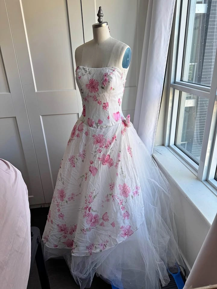 Beautiful Ladies Size 6 Gown