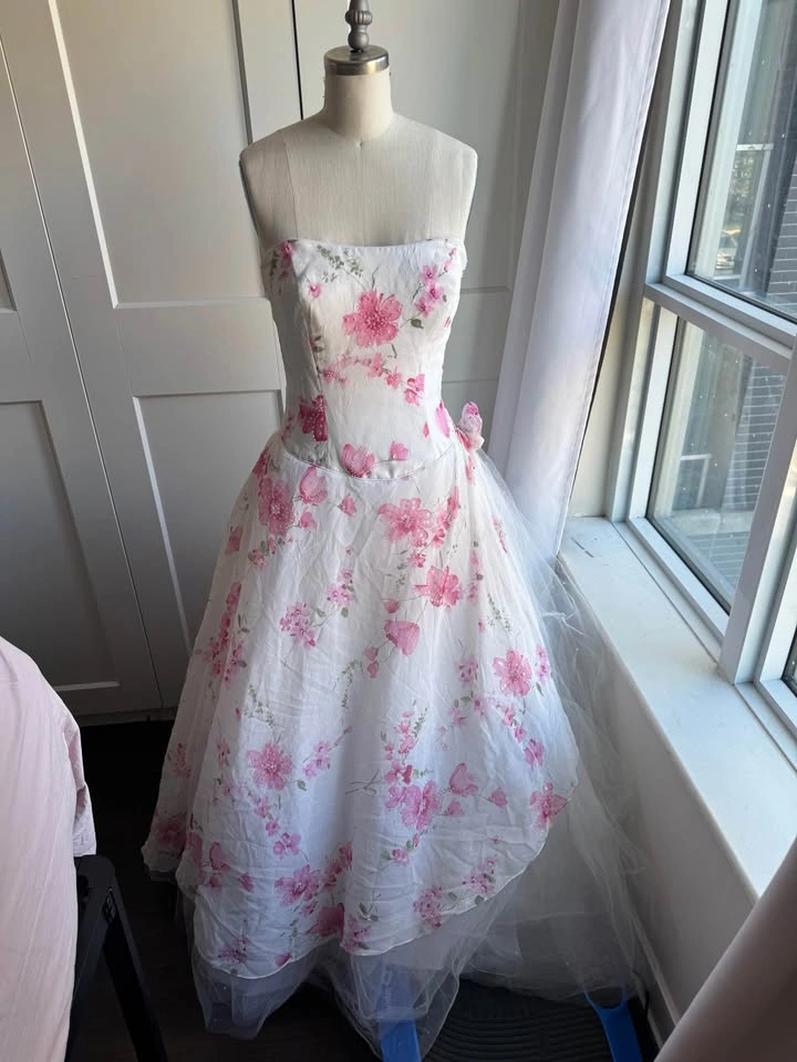 Beautiful Ladies Size 6 Gown - photo 3