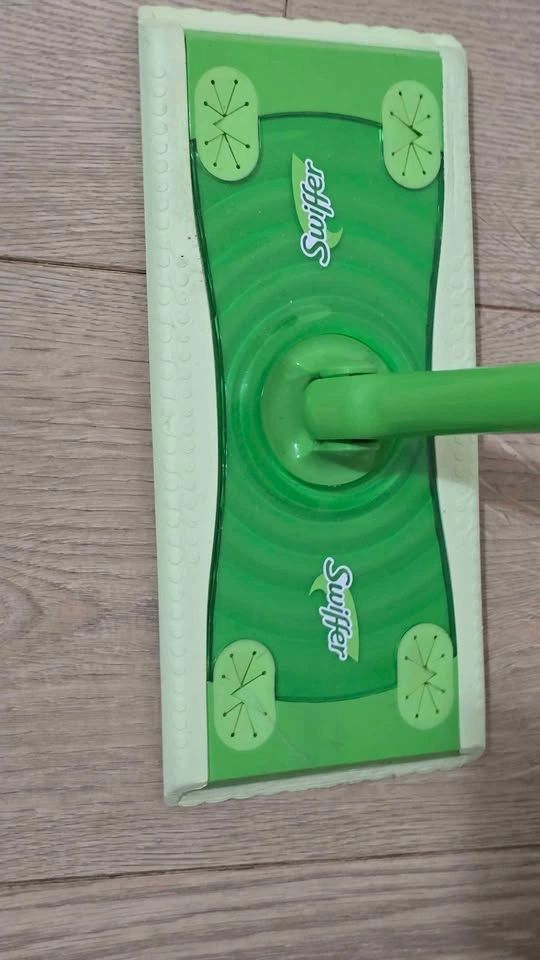 Swiffer Sweeper with Wet and Dry Mopping Cloths - photo 3