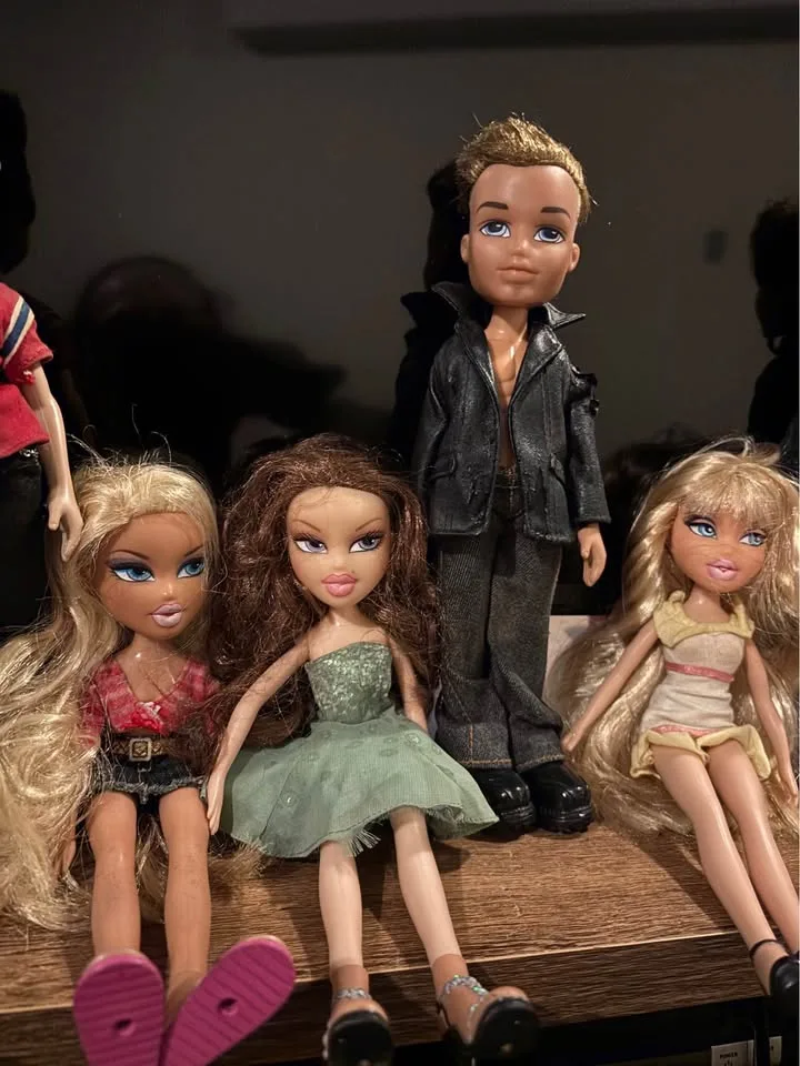 Vintage Bratz Boys & Girls Dolls SET of 12 image indicator(3)