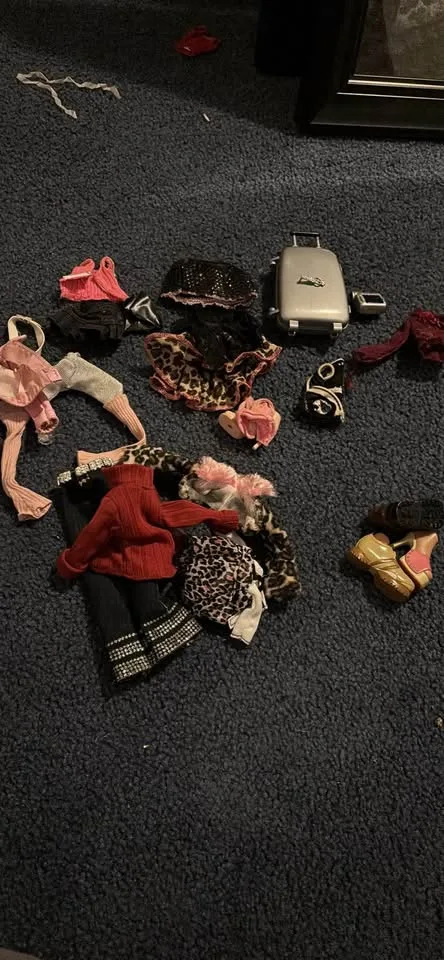 Vintage Bratz Boys & Girls Dolls SET of 12 image indicator(5)