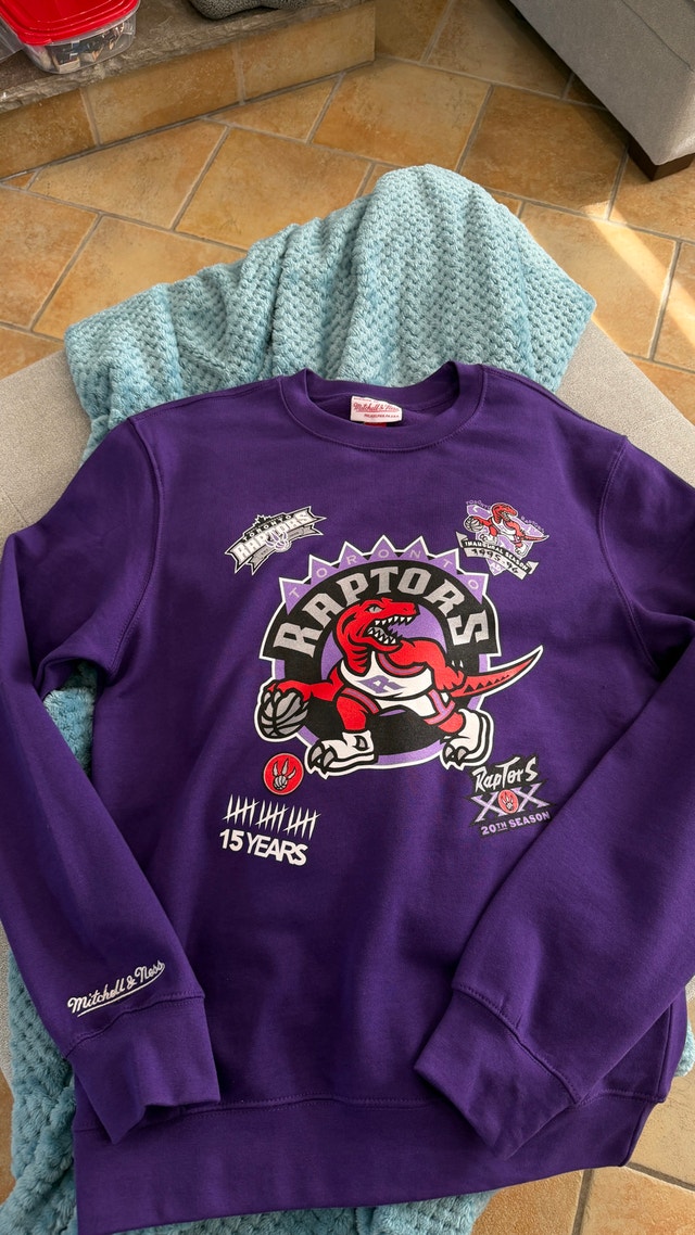 Mitchell & Ness Toronto Raptors Vintage Crewneck Medium Sweater