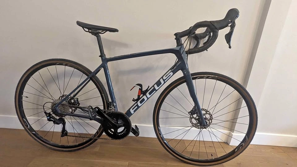 LIKE NEW Focus Paralane 8.8 Carbon Road Bike – 100km – 105 – Siz