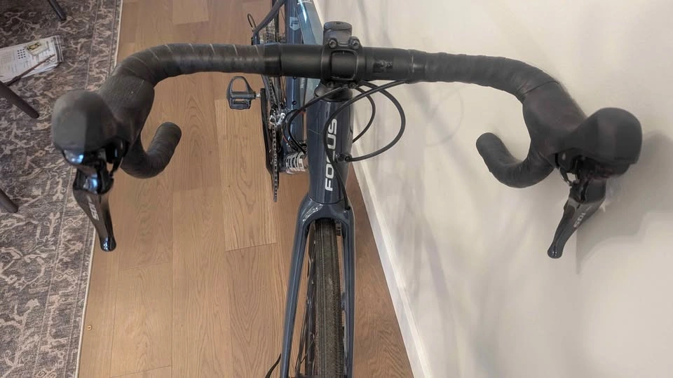 LIKE NEW Focus Paralane 8.8 Carbon Road Bike – 100km – 105 – Siz - photo 2